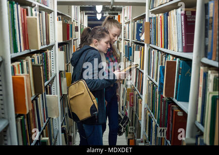 Tambow, Russland. 20. April 2018. - Jährliches Festival der Lesung Biblionight '''' im Jahr 2018 wird in Russland bereits zum siebten Mal statt. Veranstalter der Aktion - das Ministerium für Kultur der Russischen Föderation und das Portal des kulturellen Erbes und der Traditionen von Russland'' Kultur. RF'' Thema Biblionight ''''2018''" ''Magic Buch''. In der Nacht des 20./21. April in der regionalen wissenschaftlichen Bibliothek. A. S. Puschkin (der Stadt Tambow, Russland) haben auch alle - Russische Aktion ''Biblionight-2018'' statt. Credit: ZUMA Press, Inc./Alamy leben Nachrichten Stockfoto