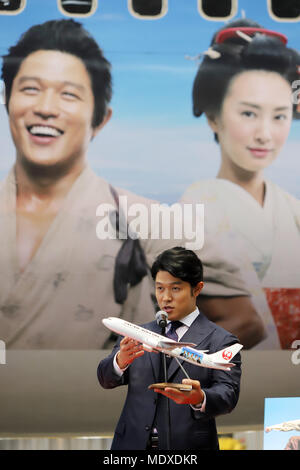 Tokio, Japan. 21 Apr, 2018. Japanische Schauspieler Ryohei Suzuki nimmt an der Enthüllungsfeier für eine Eingewickelte jetliner mit Bildern von Abgüssen des TV-Drama egodon' JAL hanger von Tokio Haneda Flughafen am Samstag, 21. April 2018. JAL gestartet häusliche Dienstleistungen des Segodon-Jet am 21. April. Credit: Yoshio Tsunoda/LBA/Alamy leben Nachrichten Stockfoto