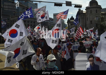 Seoul Kundgebung gegen Präsident Moon Jae-in und für die Freigabe der Park Gyeun-hye. Aufruf für die Erklärung der Krieg gegen Nordkorea und die USA auf, ihre Allianz mit Südkorea stärken. 21. April 2018 Stockfoto