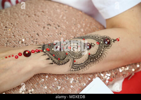 London, Großbritannien. 21. April 2018. Die ultimative halal Food, Fashion & Shopping Wochenende kehrt nach London Olympia für das dritte Jahr in Folge eine Feier von Essen, Shopping und Kultur Olympia London kommt. Perfekt für Ramadan, durchsuchen Sie über 200 Pop timed-up-Geschäfte aus der ganzen Welt, ausgestattet mit der neuesten Mode und Geschenkideen. Die Halal Food Festival wird auch eine Auswahl an Gerichten aus Über 20 Stände für die ganze Familie. @ Paul Quezada-Neiman/Alamy leben Nachrichten Stockfoto