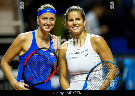 Stuttgart, Deutschland. 21. April 2018. Tennis, Frauen: Federation Cup Halbfinale Deutschland vs Tschechien: Julia Goerges (R) in Deutschland und Petra Kvitova der tschechischen Republik an der Net zusammen vor dem ersten Match. Foto: Thomas Niedermüller/dpa Quelle: dpa Picture alliance/Alamy Leben Nachrichten Quelle: dpa Picture alliance/Alamy leben Nachrichten Stockfoto