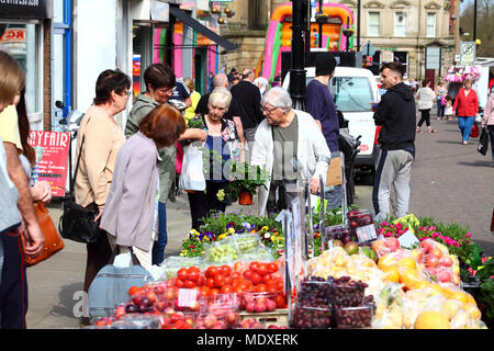 Leeds, Großbritannien. 21. April 2018. Den ersten Tag der zweitägigen Veranstaltung in Morley feiern St George's Tag beginnt mit Outdoor Stände und Attraktionen für die ganze Familie. Das Festival ist das größte zur St. George's Day Feier in Großbritannien zieht bis zu 20.000 Besucher in die Stadt. Credit: Andrew Gardner/Alamy leben Nachrichten Stockfoto