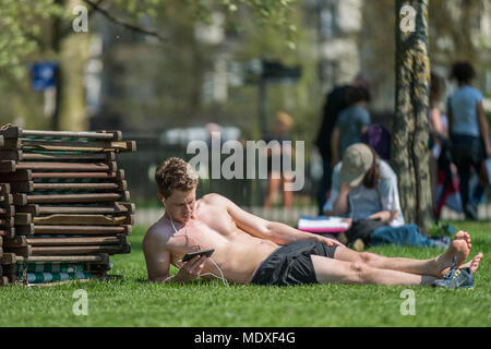 London, Großbritannien. 21.April 2018. Großbritannien: Londoner Wetter genießen Sie die warmen Wochenende Wetter in Hyde Park, da die Temperaturen 25 C in der Stadt zu schlagen. Credit: Guy Corbishley/Alamy leben Nachrichten Stockfoto