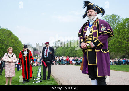 Windsor, Großbritannien. 21. April 20187. Chris Brown, offizielle Stadtausrufer des Royal Borough of Windsor und Maidenhead, lädt die Öffentlichkeit ein Wunsch der Königin ein 'Happy Birthday' vor der traditionellen 21-gun Salute auf der Langen vor Windsor Castle entfernt. Credit: Mark Kerrison/Alamy leben Nachrichten Stockfoto