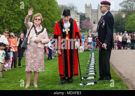 Windsor, Großbritannien. 21. April 2018. John Matthews (r), Bombardier, bereitet die Bürgermeister von Windsor und Maidenhead (c), Cllr John lenton, in einer kleinen Kanone abfeuern als Teil einer traditionellen 21 überwachen Gewehren auf dem langen Spaziergang vor Windsor Castle für den 92sten Geburtstag der Königin. Offiziellen Geburtstag der Königin ist am 11. Juni feierte. Credit: Mark Kerrison/Alamy leben Nachrichten Stockfoto