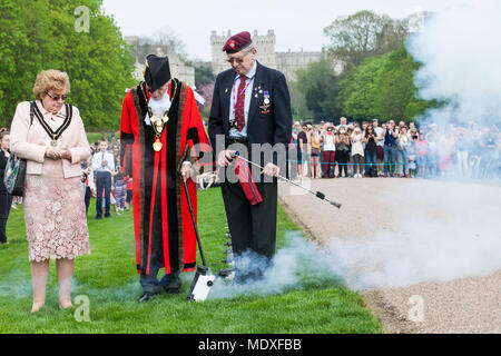 Windsor, Großbritannien. 21. April 2018. John Matthews, Borough Bombardier, überwacht die Bürgermeister von Windsor und Maidenhead, Cllr John lenton, in einer kleinen Kanone abfeuern als Teil einer traditionellen 21-gun Salute auf dem langen Spaziergang vor Windsor Castle für den 92sten Geburtstag der Königin. Offiziellen Geburtstag der Königin ist am 11. Juni feierte. Credit: Mark Kerrison/Alamy leben Nachrichten Stockfoto