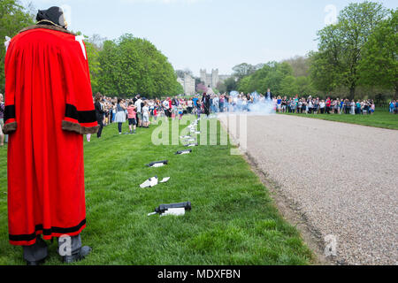 Windsor, Großbritannien. 21. April 2018. Der Bürgermeister von Windsor und Maidenhead, Cllr John lenton, Uhren eine kleine Kanone von einem Kind abgefeuert wird, unter der Aufsicht der Borough bombardier John Matthews, als Teil einer traditionellen 21-gun Salute auf dem langen Spaziergang vor Windsor Castle für den 92sten Geburtstag der Königin. Eine besondere Einladung an die Kinder ausgegeben, um den Geburtstag der Queen feiern. Offiziellen Geburtstag der Königin ist am 11. Juni feierte. Credit: Mark Kerrison/Alamy leben Nachrichten Stockfoto