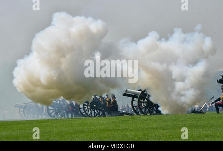 Hyde Park, London, UK. 21. April 2018. Der King's Troop Royal Horse artillery Fire 41 gun Salute 92. Geburtstag der Königin zu markieren. Quelle: Matthew Chattle/Alamy leben Nachrichten Stockfoto