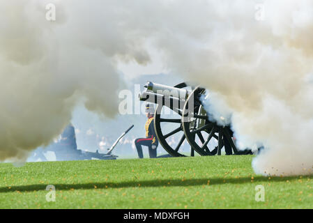 Hyde Park, London, UK. 21. April 2018. Der King's Troop Royal Horse artillery Fire 41 gun Salute 92. Geburtstag der Königin zu markieren. Quelle: Matthew Chattle/Alamy leben Nachrichten Stockfoto