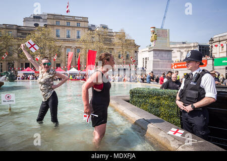 London, Großbritannien. 21. April 2018. Das Fest des Hl. Georg feiern auf dem Trafalgar Square. Credit: Guy Corbishley/Alamy leben Nachrichten Stockfoto