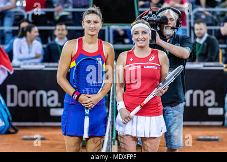 Sala Polivalenta, Rumänien. 21. April 2018. Irina Begu (ROU) Links und Timea Bacsinszky (SUI) nach rechts während der FED Cup durch BNP Spiel 2018 zwischen Rumänien und der Schweiz im Sala Polivalenta, Cluj-Napoca, Rumänien ROU. Copyright: Cronos/Catalin Soare Credit: Cronos/Alamy Live News Credit: Cronos/Alamy leben Nachrichten Stockfoto