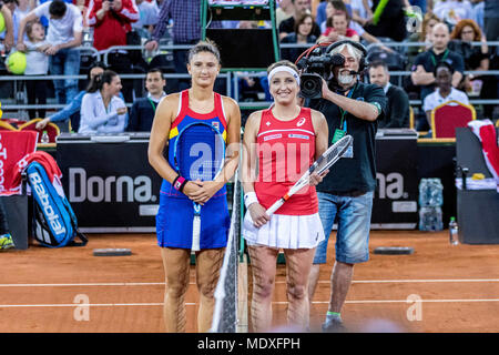 Sala Polivalenta, Rumänien. 21. April 2018. Irina Begu (ROU) Links und Timea Bacsinszky (SUI) nach rechts während der FED Cup durch BNP Spiel 2018 zwischen Rumänien und der Schweiz im Sala Polivalenta, Cluj-Napoca, Rumänien ROU. Copyright: Cronos/Catalin Soare Credit: Cronos/Alamy Live News Credit: Cronos/Alamy leben Nachrichten Stockfoto