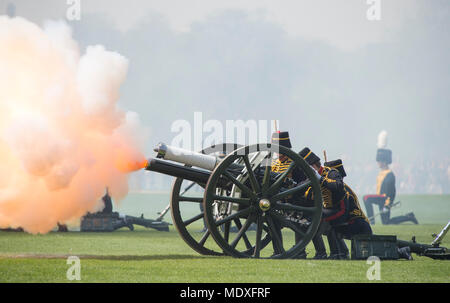 Hyde Park, London, UK. 21. April 2018. Der King's Troop, Royal Horse artillery tragen tadellos präsentiert full Dress Uniform, reiten ihre Pferde und Kutschen zum Hyde Park a41 Pistole Royal Salute um 12 Uhr 92 den Geburtstag der Königin zu markieren. Credit: Malcolm Park/Alamy Leben Nachrichten. Stockfoto