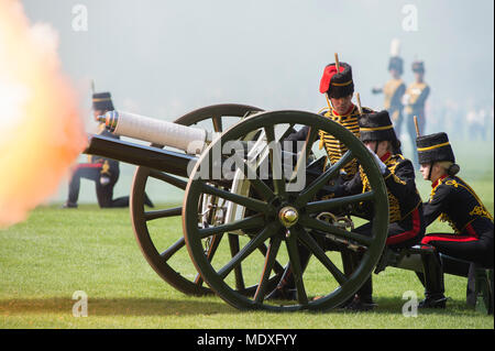 Hyde Park, London, UK. 21. April 2018. Der King's Troop, Royal Horse artillery tragen tadellos präsentiert full Dress Uniform, reiten ihre Pferde und Kutschen zum Hyde Park a41 Pistole Royal Salute um 12 Uhr 92 den Geburtstag der Königin zu markieren. Credit: Malcolm Park/Alamy Leben Nachrichten. Stockfoto