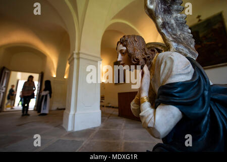 Ostritz, Deutschland. 21. April 2018. Innerhalb der Kapitel Zimmer im Kloster St. Marienthal während einen Tag der offenen Tür. Die 'Twins Friedensfest" (Lit. Ostritz Peace Festival) wird im Gegensatz zu einem neo-nazi-Festival in der Stadt statt. Foto: Nils Holgerson/dpa Quelle: dpa Picture alliance/Alamy leben Nachrichten Stockfoto