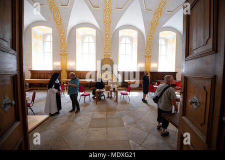 Ostritz, Deutschland. 21. April 2018. Besucher im Speisesaal des St. Marienthal Abtei während einen Tag der offenen Tür. Die 'Twins Friedensfest" (Lit. Ostritz Peace Festival) wird im Gegensatz zu einem neo-nazi-Festival in der Stadt statt. Foto: Nils Holgerson/dpa Quelle: dpa Picture alliance/Alamy leben Nachrichten Stockfoto