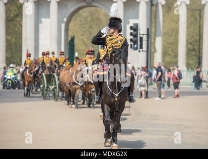 Apsley, London, UK. 21. April 2018. Der King's Troop Royal Horse artillery Fahrt zurück zu Wellington Kaserne nach dem Staging a41 Pistole Royal Salute im Hyde Park, Salutierte das Kriegerdenkmal. Credit: Malcolm Park/Alamy Leben Nachrichten. Stockfoto