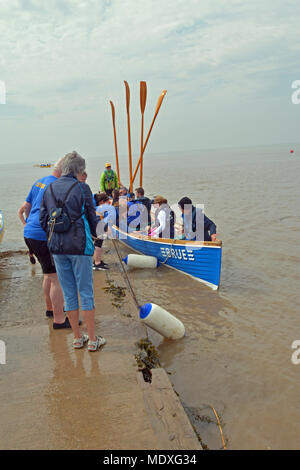 North Somerset, Vereinigtes Königreich. 21. April 2018. Ein Team von ruderern im Boot namens Brue ruderten aus Bristol Marina Clevedon Strandpromenade. Sie machten sich um 10.30 Uhr und kamen um ca. 13.20 in Abgedeckt 15 Meilen mit viel Aufregung auf dem Weg kommenden Runde Portishead mit großen Versand Boote im Kanal. Robert Timoney/Alamy/Live/News Credit: Robert Timoney/Alamy leben Nachrichten Stockfoto