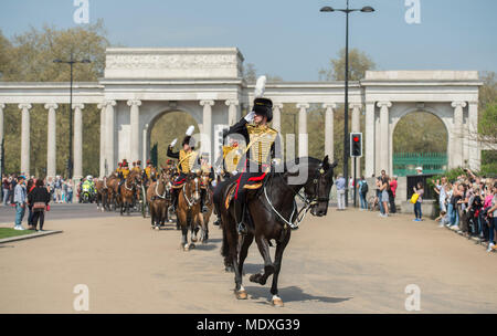 Apsley, London, UK. 21. April 2018. Der King's Troop Royal Horse artillery Fahrt zurück zu Wellington Kaserne nach dem Staging a41 Pistole Royal Salute im Hyde Park, Salutierte das Kriegerdenkmal. Credit: Malcolm Park/Alamy Leben Nachrichten. Stockfoto