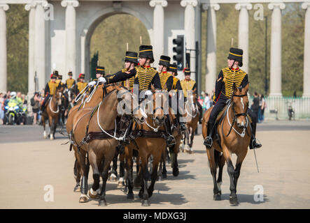 Apsley, London, UK. 21. April 2018. Der King's Troop Royal Horse artillery Fahrt zurück zu Wellington Kaserne nach dem Staging a41 Pistole Royal Salute im Hyde Park, Salutierte das Kriegerdenkmal. Credit: Malcolm Park/Alamy Leben Nachrichten. Stockfoto