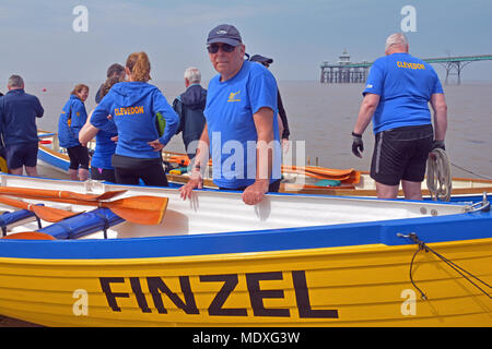 North Somerset, Vereinigtes Königreich. 21. April 2018. Ein Team von ruderern im Boot namens Finzel ruderten aus Bristol Marina Clevedon Strandpromenade. Sie machten sich um 10.30 Uhr und kamen um ca. 13.20 in Abgedeckt 15 Meilen mit viel Aufregung auf dem Weg kommenden Runde Portishead mit großen Versand Boote im Kanal. Robert Timoney/Alamy/Live/News Credit: Robert Timoney/Alamy leben Nachrichten Stockfoto