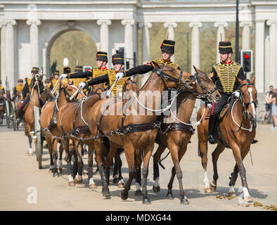 Apsley, London, UK. 21. April 2018. Der King's Troop Royal Horse artillery Fahrt zurück zu Wellington Kaserne nach dem Staging a41 Pistole Royal Salute im Hyde Park, Salutierte das Kriegerdenkmal. Credit: Malcolm Park/Alamy Leben Nachrichten. Stockfoto