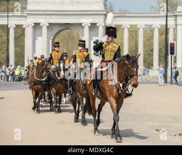 Apsley, London, UK. 21. April 2018. Der King's Troop Royal Horse artillery Fahrt zurück zu Wellington Kaserne nach dem Staging a41 Pistole Royal Salute im Hyde Park, Salutierte das Kriegerdenkmal. Credit: Malcolm Park/Alamy Leben Nachrichten. Stockfoto