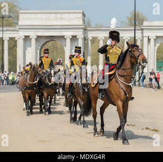 Apsley, London, UK. 21. April 2018. Der King's Troop Royal Horse artillery Fahrt zurück zu Wellington Kaserne nach dem Staging a41 Pistole Royal Salute im Hyde Park, Salutierte das Kriegerdenkmal. Credit: Malcolm Park/Alamy Leben Nachrichten. Stockfoto