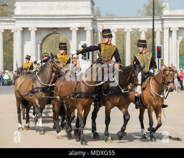 Apsley, London, UK. 21. April 2018. Der King's Troop Royal Horse artillery Fahrt zurück zu Wellington Kaserne nach dem Staging a41 Pistole Royal Salute im Hyde Park, Salutierte das Kriegerdenkmal. Credit: Malcolm Park/Alamy Leben Nachrichten. Stockfoto