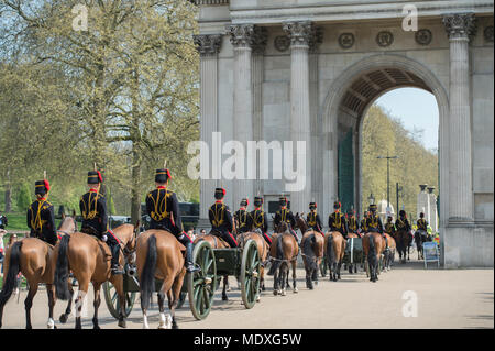 Apsley, London, UK. 21. April 2018. Der King's Troop Royal Horse artillery Fahrt zurück zu Wellington Kaserne nach dem Staging a41 Pistole Royal Salute im Hyde Park, Salutierte das Kriegerdenkmal. Credit: Malcolm Park/Alamy Leben Nachrichten. Stockfoto