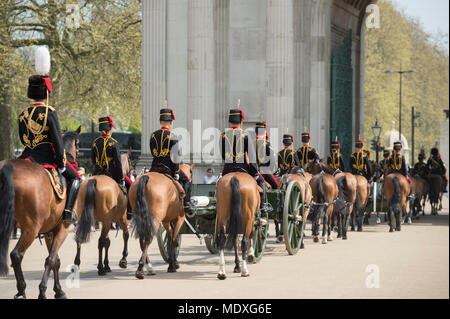 Apsley, London, UK. 21. April 2018. Der King's Troop Royal Horse artillery Fahrt zurück zu Wellington Kaserne nach dem Staging a41 Pistole Royal Salute im Hyde Park, Salutierte das Kriegerdenkmal. Credit: Malcolm Park/Alamy Leben Nachrichten. Stockfoto