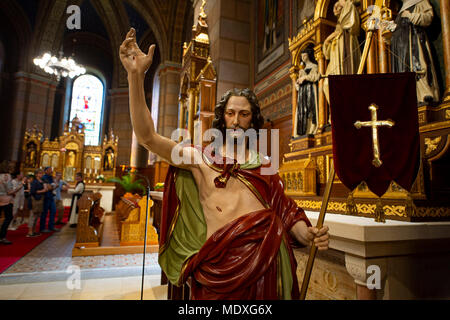 Ostritz, Deutschland. 21. April 2018. Eine Statue von Christus in St. Marienthal Abtei während einen Tag der offenen Tür. Die 'Twins Friedensfest" (Lit. Ostritz Peace Festival) wird im Gegensatz zu einem neo-nazi-Festival in der Stadt statt. Foto: Nils Holgerson/dpa Quelle: dpa Picture alliance/Alamy leben Nachrichten Stockfoto
