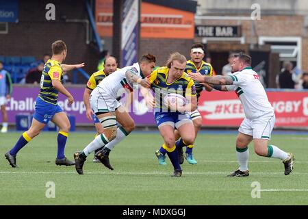 Cardiff, Großbritannien. 21. April 2018. Cardiff Blues Kristian Dacey (mit Ball) Gebühren durch die Pau Verteidigung. EPCR-European Challenge Cup semi final Match, Cardiff Blues v Pau an der BT Cardiff Arms Park in Cardiff am Samstag, 21. April 2018. Dieses Bild dürfen nur für redaktionelle Zwecke verwendet werden. Redaktionelle Verwendung nur. pic von Carl Robertson/Andrew Orchard sport Fotografie/Alamy leben Nachrichten Stockfoto