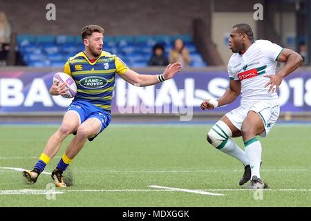 Cardiff, Großbritannien. 21. April 2018. Cardiff Blues Alex Cuthbert (l) läuft mit Pau's Watisoni Votu (r). EPCR-European Challenge Cup semi final Match, Cardiff Blues v Pau an der BT Cardiff Arms Park in Cardiff am Samstag, 21. April 2018. Dieses Bild dürfen nur für redaktionelle Zwecke verwendet werden. Redaktionelle Verwendung nur. pic von Carl Robertson/Andrew Orchard sport Fotografie/Alamy leben Nachrichten Stockfoto