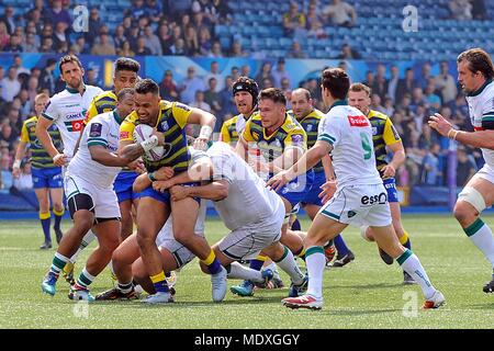 Cardiff, Großbritannien. 21. April 2018. Cardiff Blues Willis Halaholo (mit Ball) Gebühren durch die Pau Verteidigung. EPCR-European Challenge Cup semi final Match, Cardiff Blues v Pau an der BT Cardiff Arms Park in Cardiff am Samstag, 21. April 2018. Dieses Bild dürfen nur für redaktionelle Zwecke verwendet werden. Redaktionelle Verwendung nur. pic von Carl Robertson/Andrew Orchard sport Fotografie/Alamy leben Nachrichten Stockfoto