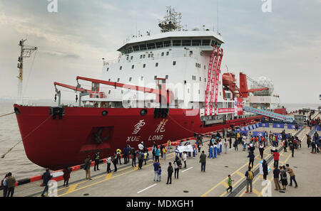 Shanghai. 8 Nov, 2017. Luftbild am 21 April, 2018 zeigt Chinas Forschung Eisbrecher Xuelong an einem Dock in Shanghai, China Anlegeplätzen. Chinas Forschung Eisbrecher Xuelong beendete 34th Antarktisexpedition des Landes und kehrte nach Shanghai am Samstag. Die Expedition begann am Nov. 8, 2017 und bedeckt eine Reise von 38.000 Seemeilen. Credit: Fang Zhe/Xinhua/Alamy leben Nachrichten Stockfoto