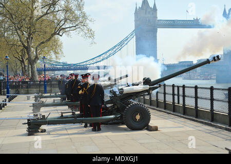 London, Großbritannien. 21. April 2018. Soldaten der Honourable Artillery Company (HAC, der Stadt London Reservearmee Regiment) Feuer einer 62-Gun Salute Zum 92. Geburtstag von Königin Elizabeth II., im Tower of London, London, England, Vereinigtes Königreich. Drei L 118 zeremoniellen Leichte Waffen werden verwendet, um die 62-gun salute Feuer, über der Themse, bei 10-Sekunden-Intervallen. Die Waffen sind ähnlich denen, die operativ in den letzten Jahren in Afghanistan eingesetzt. Quelle: Michael Preston/Alamy leben Nachrichten Stockfoto