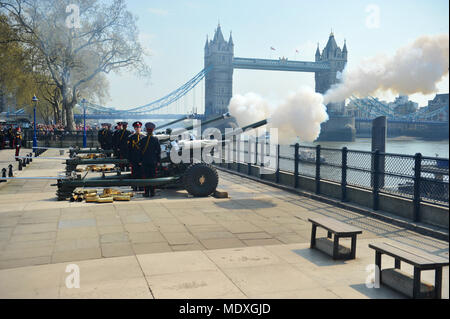 London, Großbritannien. 21. April 2018. Soldaten der Honourable Artillery Company (HAC, der Stadt London Reservearmee Regiment) Feuer einer 62-Gun Salute Zum 92. Geburtstag von Königin Elizabeth II., im Tower of London, London, England, Vereinigtes Königreich. Drei L 118 zeremoniellen Leichte Waffen werden verwendet, um die 62-gun salute Feuer, über der Themse, bei 10-Sekunden-Intervallen. Die Waffen sind ähnlich denen, die operativ in den letzten Jahren in Afghanistan eingesetzt. Quelle: Michael Preston/Alamy leben Nachrichten Stockfoto
