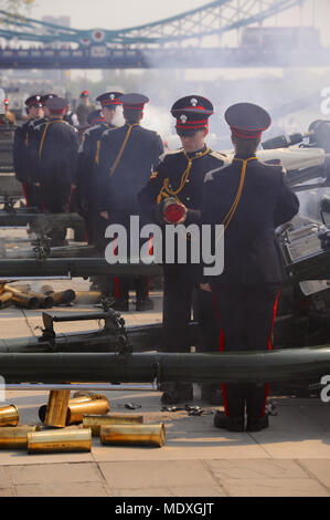 London, Großbritannien. 21. April 2018. Soldaten der Honourable Artillery Company (HAC, der Stadt London Reservearmee Regiment) laden eine leere Schale in das Zylinderrohr ein. L 118 zeremoniellen Light Gun während einer 62-Gun Salute der 92. Geburtstag von Königin Elizabeth II. zu kennzeichnen, im Tower of London, London, England, Vereinigtes Königreich. Die Waffen verwendet, um die 62-gun salute Feuer, über der Themse, bei 10-Sekunden-Intervallen ähnlich sind, die operativ in den letzten Jahren in Afghanistan verwendet. r der Credit: Michael Preston/Alamy leben Nachrichten Stockfoto