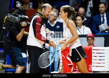 Stuttgart, 21. April 2018. Deutsche Tennisspielerin Julia Goerges (r) und Kapitän Jens Gerlach bei der Fed Cup Halbfinale. Credit: Frank Molter/Alamy leben Nachrichten Stockfoto