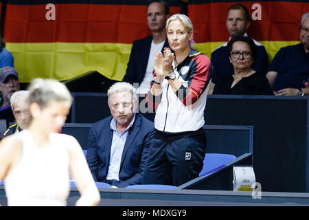 Stuttgart, 21. April 2018. Germanys Leiter des Herrentennis, Boris Becker, Leiter der Geschäftseinheit Women's Tennis, Barbara Rittner, während die Fed Cup Halbfinale. Credit: Frank Molter/Alamy leben Nachrichten Stockfoto