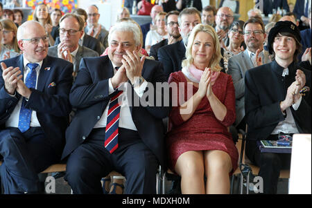 20 April 2018, Deutschland, Rostock: Mecklenburg Western Pomerania Ministerpräsident Manuela Schwesig (2. r) der Sozialdemokratischen Partei (SPD) und der russische Botschafter Sergej Nechayev (2.l) stationiert in Deutschland nehmen an der Eröffnung der Ausstellung "Blumengruesse aus Russland" (Lit. "Blumengrüße aus Russland") russische Maler Alex Puppe (r). Foto: Bernd Wüstneck/dpa Quelle: dpa Picture alliance/Alamy leben Nachrichten Stockfoto