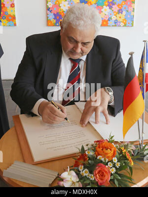 20 April 2018, Deutschland, Rostock: Der russische Botschafter Sergej Nechayev in Deutschland unterzeichnet das "Goldene Buch" der Kunsthalle Kunst Museum Rostock stationiert. Foto: Bernd Wüstneck/dpa Quelle: dpa Picture alliance/Alamy leben Nachrichten Stockfoto