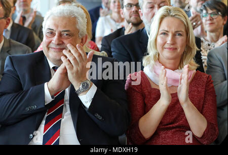 20 April 2018, Deutschland, Rostock: Mecklenburg Western Pomerania Ministerpräsident Manuela Schwesig (SPD) und der russische Botschafter Sergej Nechayev stationiert in Deutschland nehmen an der Eröffnung der Ausstellung "Blumengruesse aus Russland" (Lit. "Blumengrüße aus Russland") russische Maler Alex Puppe. Foto: Bernd Wüstneck/dpa Quelle: dpa Picture alliance/Alamy leben Nachrichten Stockfoto