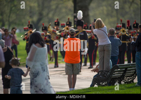 Hyde Park, London, UK. 21. April 2018. Der King's Troop, Royal Horse artillery tragen tadellos präsentiert full Dress Uniform, reiten ihre Pferde und Kutschen zum Hyde Park a41 Pistole Royal Salute um 12.00 Uhr auf die Bühne. Die Band der Königlichen Artillerie März bis die Zeremonie durch Touristen in den Park. Credit: Malcolm Park/Alamy Leben Nachrichten. Stockfoto