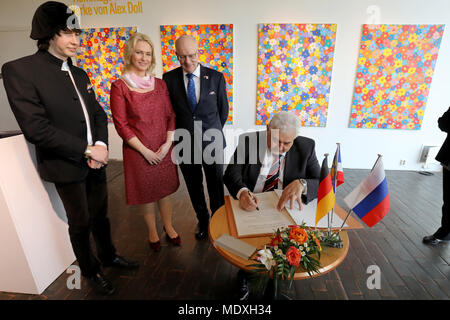 20 April 2018, Deutschland, Rostock: Mecklenburg Western Pomerania Ministerpräsident Manuela Schwesig (2. l) der Sozialdemokratischen Partei (SPD), der russische Maler Alex Puppe (l), Oberbürgermeister Roland Methling (2. r) zusehen, wie der russische Botschafter Sergej Nechayev (r) unterzeichnet das Gästebuch der Kunsthalle Kunst Museum. Foto: Bernd Wüstneck/dpa Stockfoto