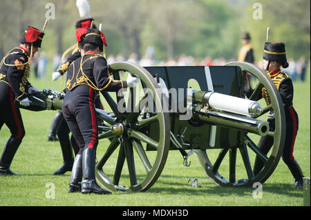 Hyde Park, London, UK. 21. April 2018. Der King's Troop, Royal Horse artillery tragen tadellos präsentiert full Dress Uniform, reiten ihre Pferde und Kutschen zum Hyde Park a41 Pistole Royal Salute um 12.00 Uhr auf die Bühne. Credit: Malcolm Park/Alamy Leben Nachrichten. Stockfoto