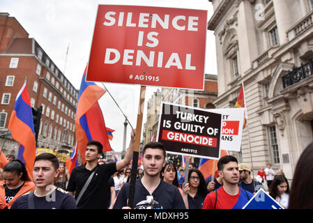 London, Großbritannien. 21. April 2018. Hunderte von Mitgliedern der armenischen Gemeinschaft Marsch durch die Innenstadt von London der 103. Jahrestag des Völkermordes an den Armeniern im Jahre 1915, wo 1.500.000 Menschen durch das Osmanische Reich getötet wurden, zu gedenken. Credit: Stephen Chung/Alamy leben Nachrichten Stockfoto