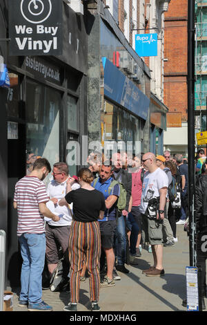 London, UK, 21. April 2018. Menschen Warteschlange außerhalb Record store in Soho jim Forrest @ alamy Leben Nachrichten 2018 Credit: Jim Forrest/Alamy leben Nachrichten Stockfoto