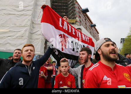 London, Großbritannien. 21. April 2018. Manchester United Fans vor der FA Cup Semi Finale zwischen Manchester United und Tottenham Hotspur im Wembley Stadium am 21. April 2018 in London, England. (Foto von Leila Coker/phcimages.com) Credit: PHC Images/Alamy Live News Credit: PHC Images/Alamy leben Nachrichten Stockfoto